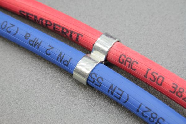 Zusätzlich montierte Schlauchklemme für Doppelschläuche