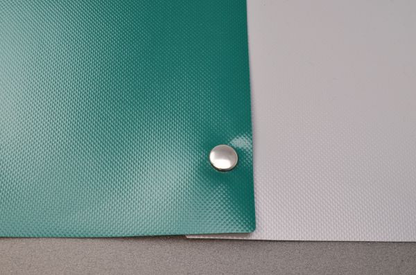 Metalldruckknöpfe zusätzlich angebracht